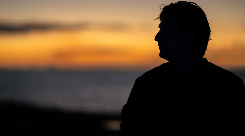 Francisco Medina im Gegenlicht bei Sonnenuntergang