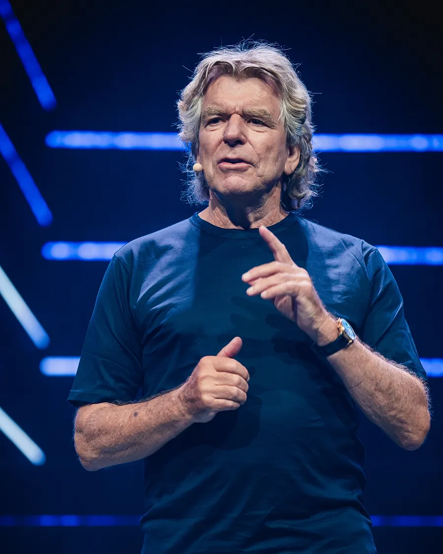 Dieter Lange, Gründer der Lebensschule, auf der Bühne